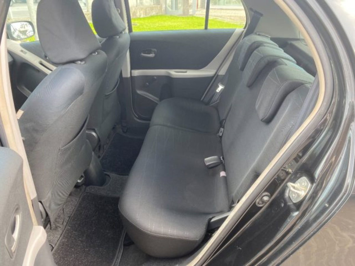 Toyota Yaris 1.3 5 porte Sol (13)