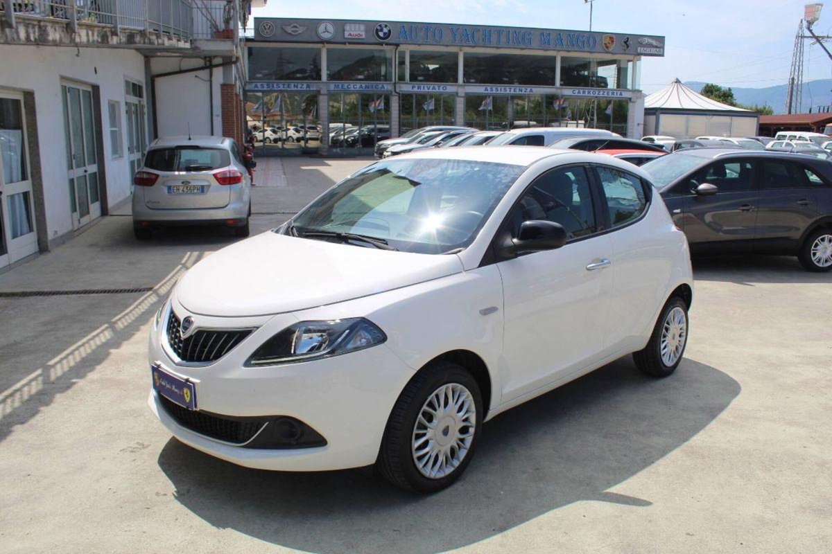 Lancia Ypsilon 1.0 FireFly 5 porte S&S Hybrid Ecochic Silver