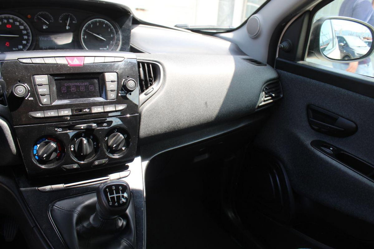 Lancia Ypsilon 1.0 FireFly 5 porte S&S Hybrid Ecochic Silver (12)