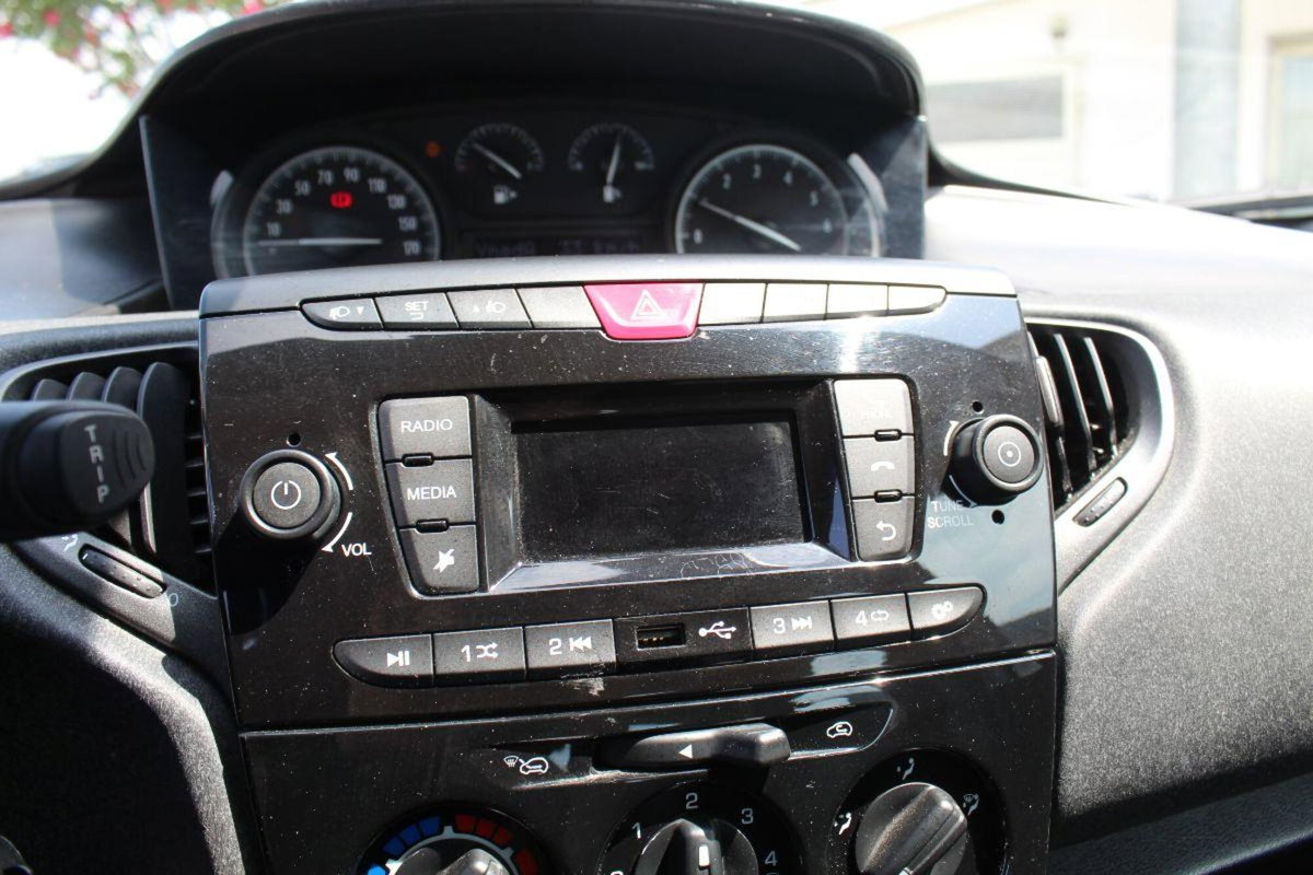 Lancia Ypsilon 1.0 FireFly 5 porte S&S Hybrid Ecochic Silver (15)