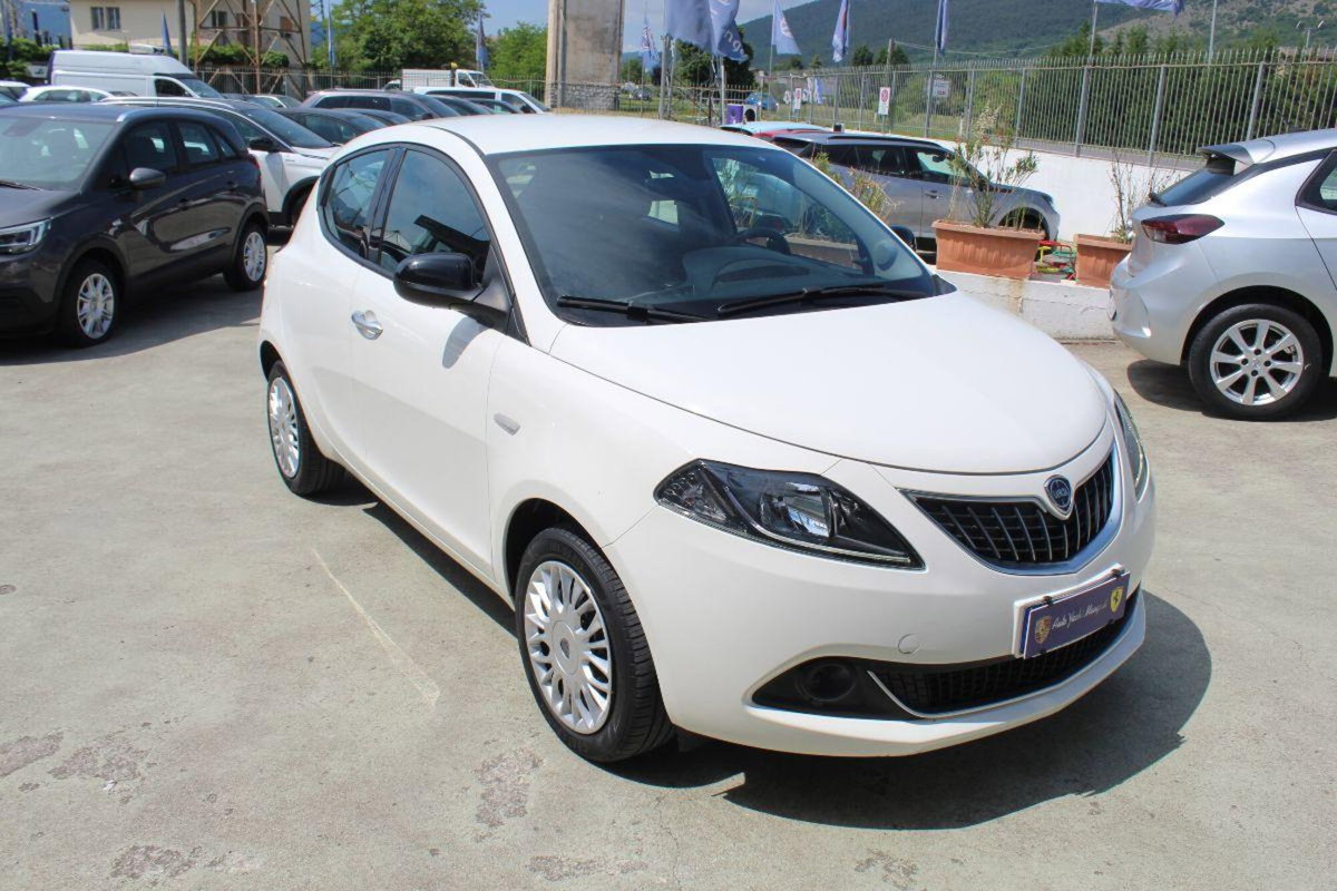 Lancia Ypsilon 1.0 FireFly 5 porte S&S Hybrid Ecochic Silver (3)