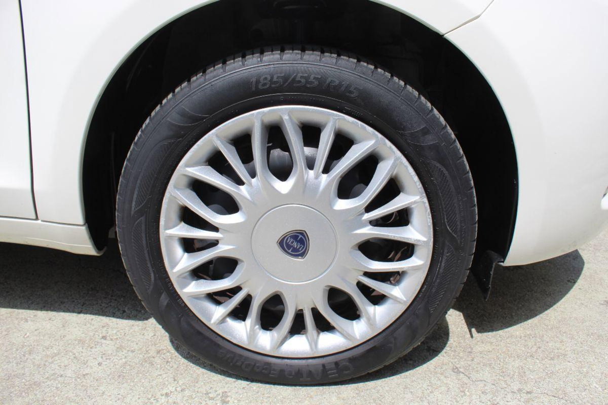 Lancia Ypsilon 1.0 FireFly 5 porte S&S Hybrid Ecochic Silver (4)