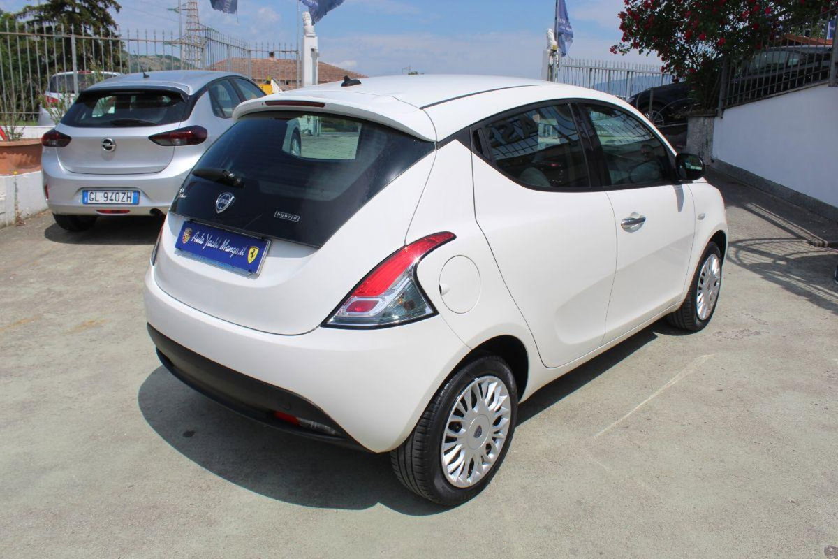 Lancia Ypsilon 1.0 FireFly 5 porte S&S Hybrid Ecochic Silver (5)