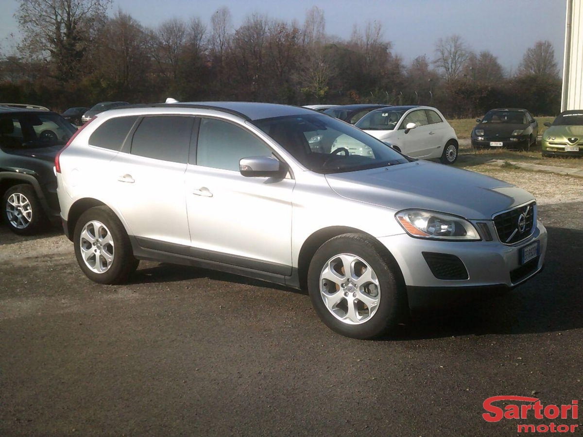 Volvo XC60 D5 AWD Geartronic Momentum (2)