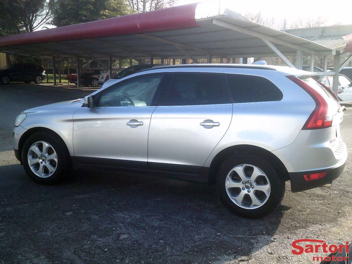 Volvo XC60 D5 AWD Geartronic Momentum (4)