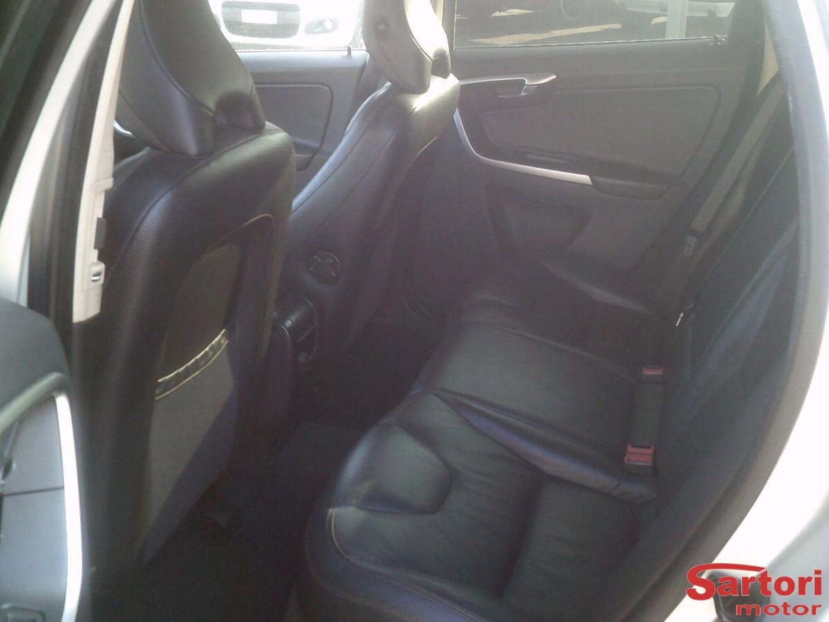 Volvo XC60 D5 AWD Geartronic Momentum (8)