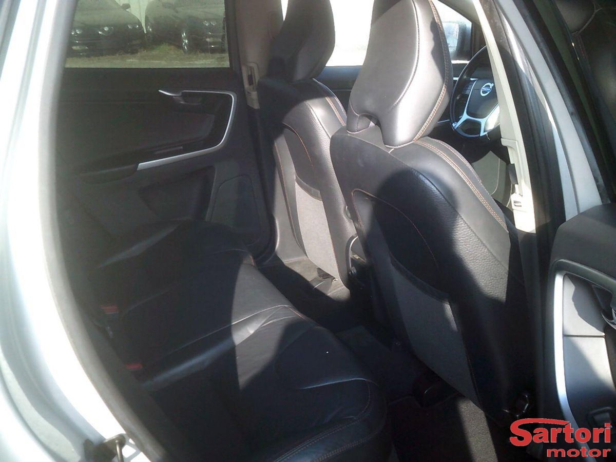 Volvo XC60 D5 AWD Geartronic Momentum (9)