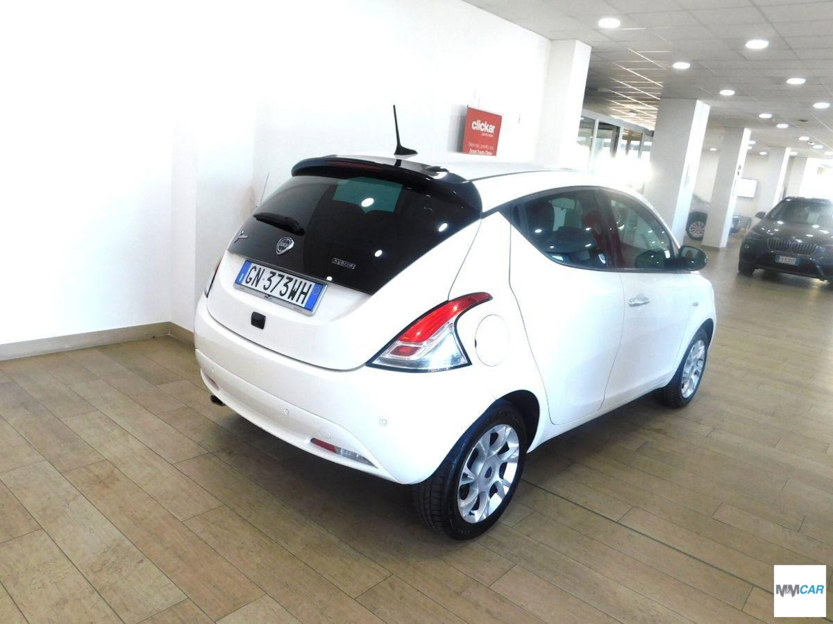 Lancia Ypsilon 1.0 FireFly 5 porte S&S Hybrid Ecochic Gold (3)