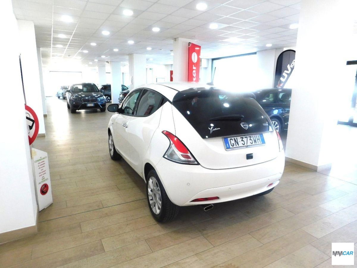 Lancia Ypsilon 1.0 FireFly 5 porte S&S Hybrid Ecochic Gold (4)