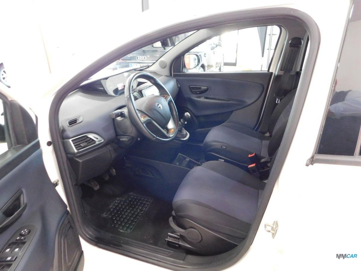 Lancia Ypsilon 1.0 FireFly 5 porte S&S Hybrid Ecochic Gold (9)