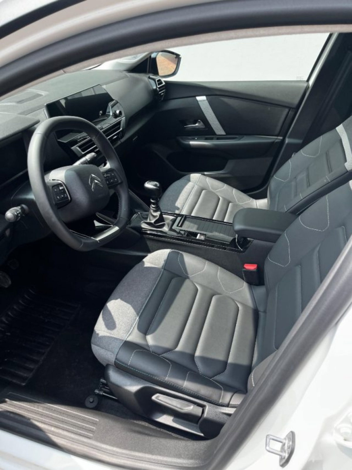 Citroen C4 PureTech 130 S&S Shine (9)