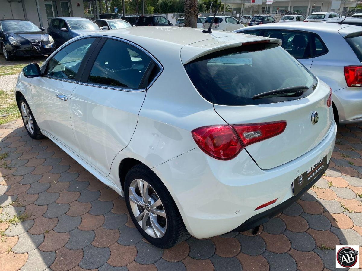 Alfa Romeo Giulietta 1.6 JTDm-2 Exclusive (6)