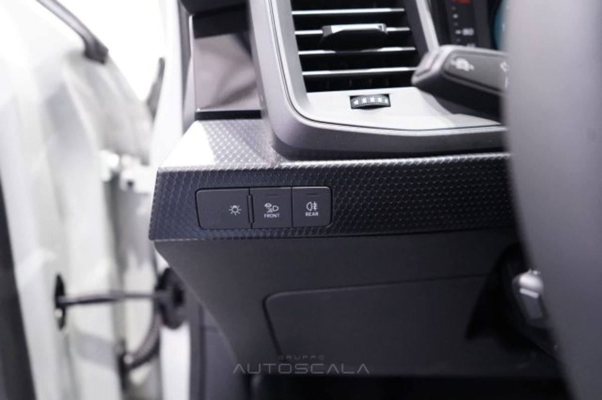 Audi A1 allstreet 30 1.0 tfsi Identity Contrast 116cv (12)