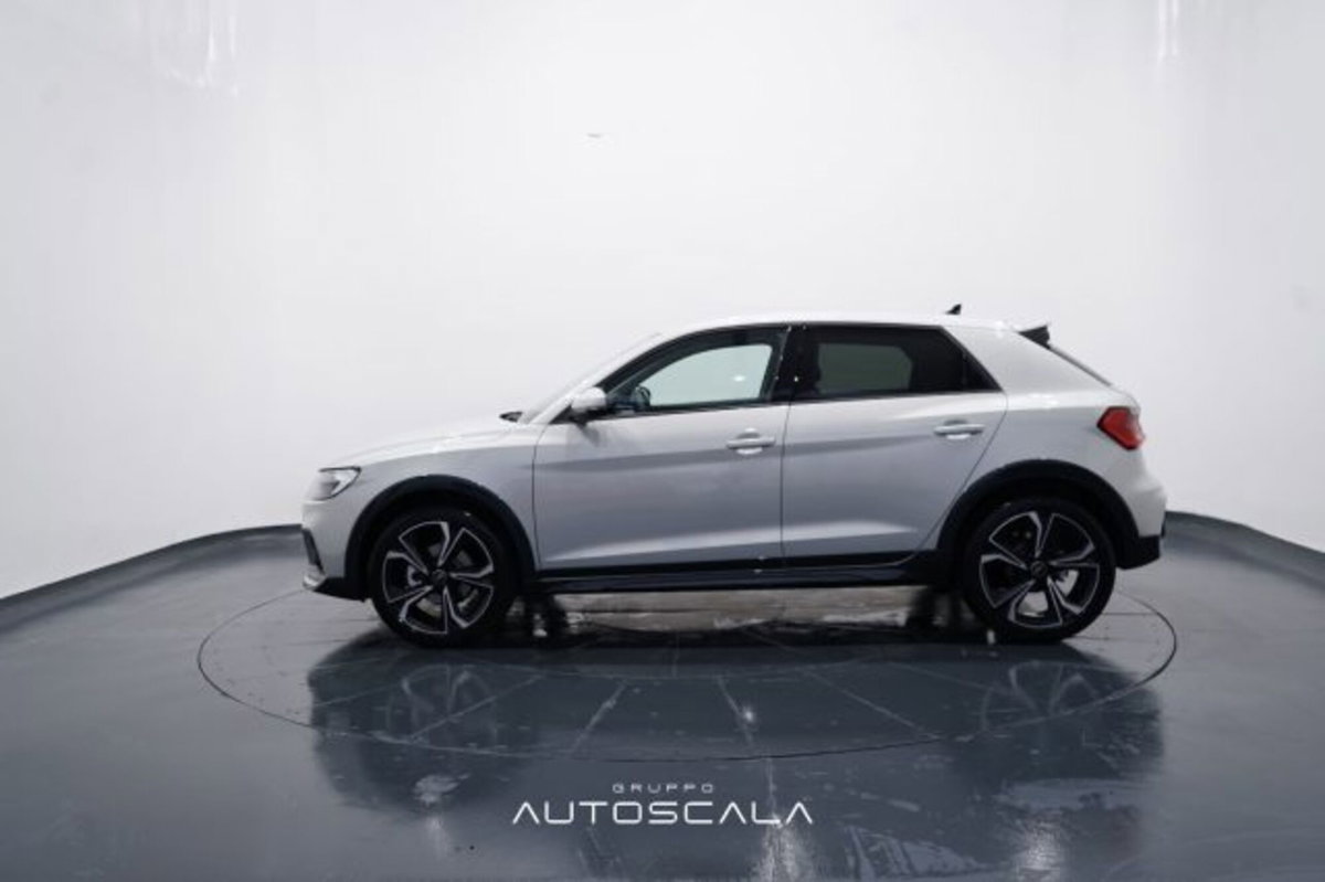 Audi A1 allstreet 30 1.0 tfsi Identity Contrast 116cv (3)