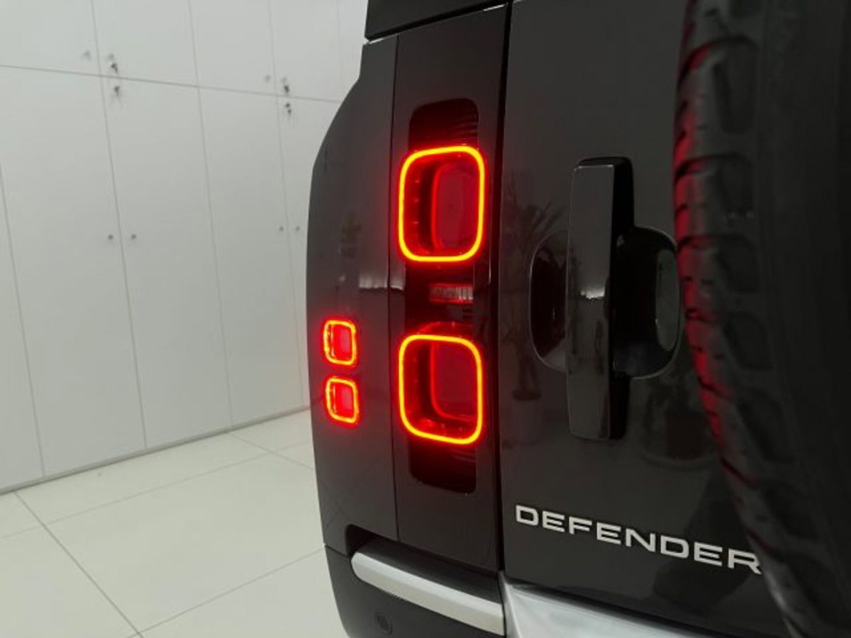 Land Rover Defender 110 3.0D I6 200 CV AWD Auto X-Dynamic HSE (12)