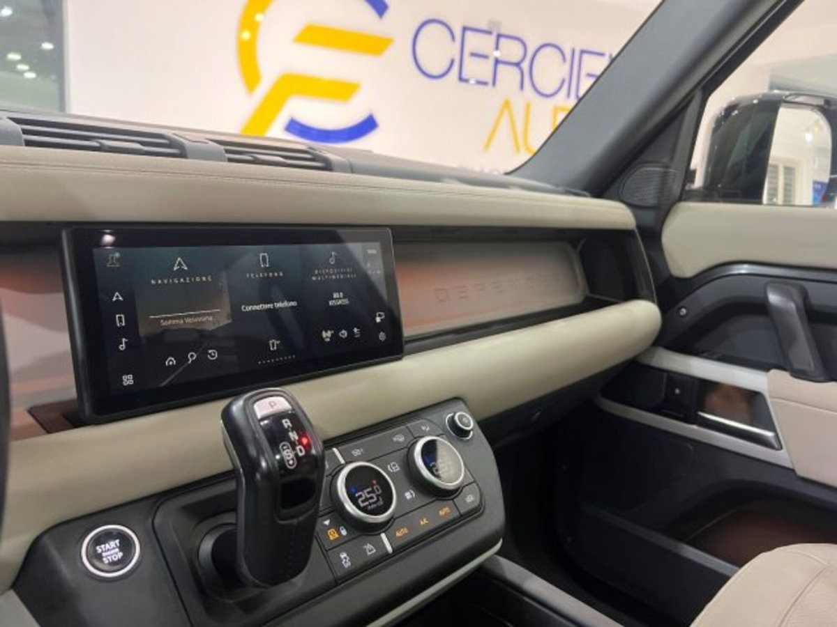 Land Rover Defender 110 3.0D I6 200 CV AWD Auto X-Dynamic HSE (20)