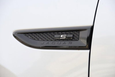Jaguar E-Pace 2.0D 180 CV AWD aut. R-Dynamic (18)