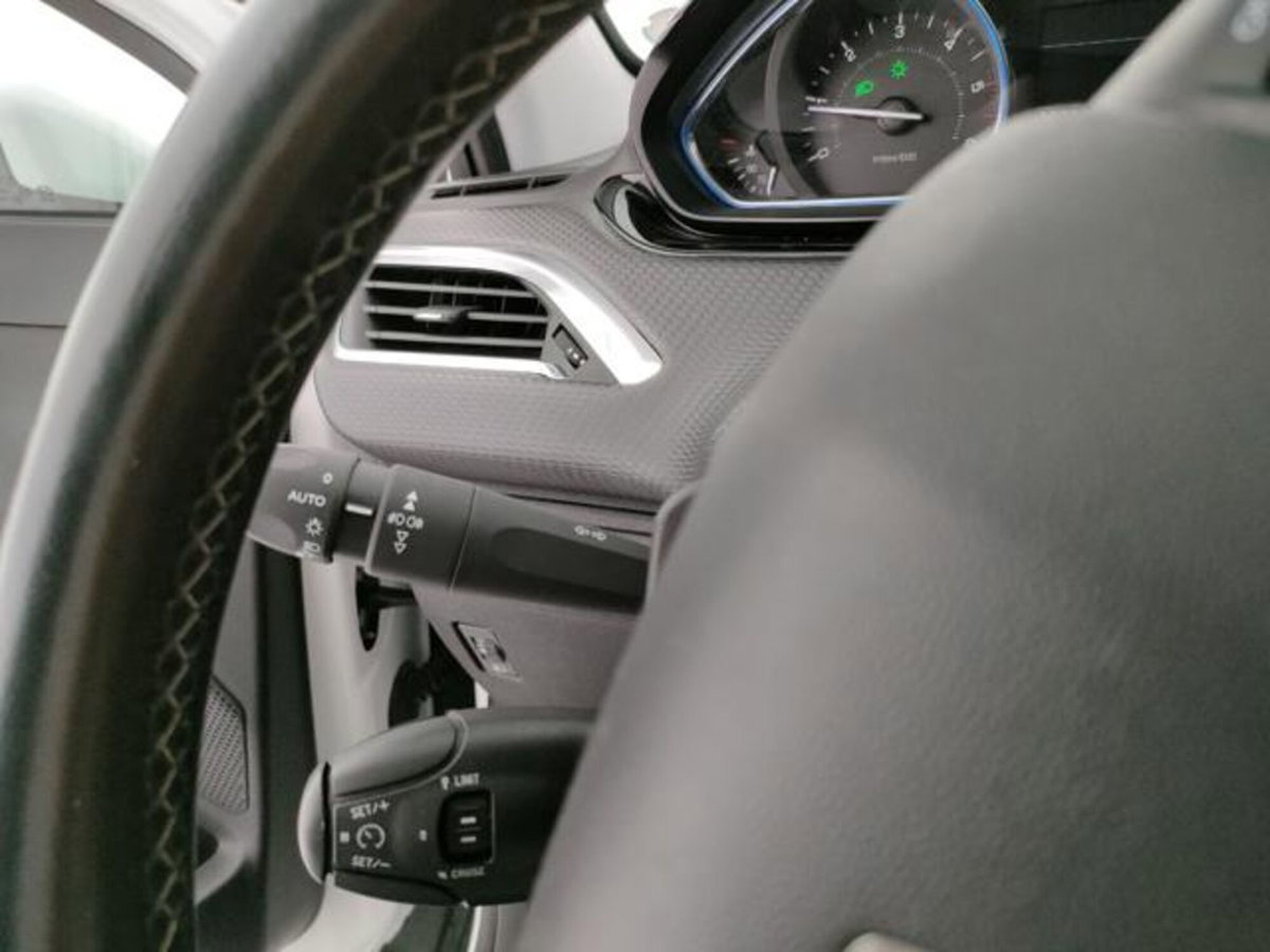 Peugeot 2008 120 EAT6 S&S Allure (9)