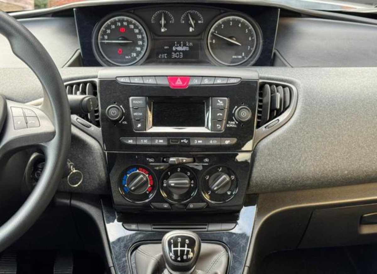 Lancia Ypsilon 1.0 FireFly 5 porte S&S Hybrid Silver Plus (9)