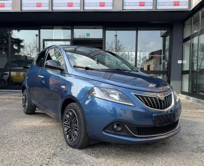 Lancia Ypsilon 1.0 FireFly 5 porte S&S Hybrid Ecochic Silver usata