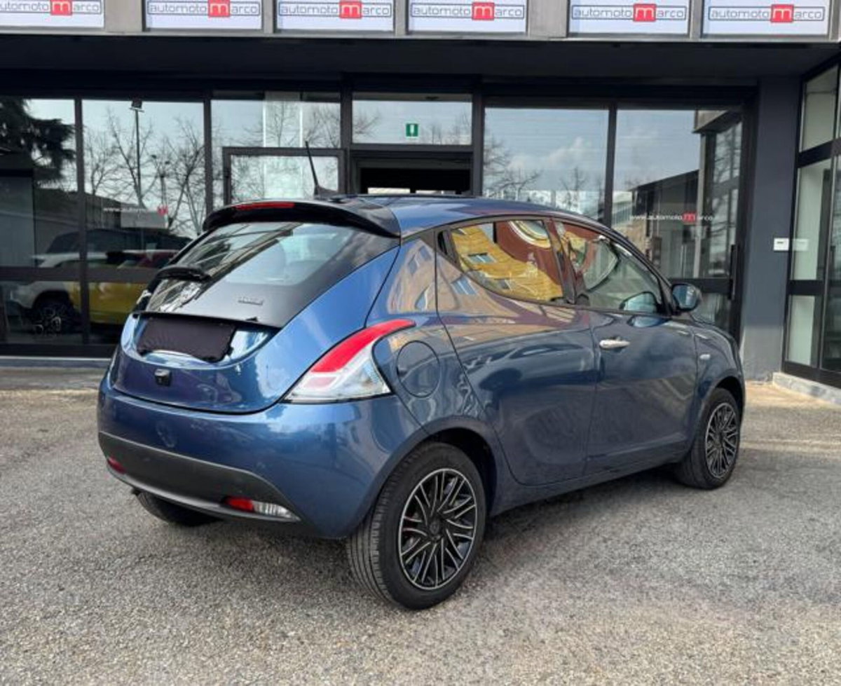 Lancia Ypsilon 1.0 FireFly 5 porte S&S Hybrid Ecochic Silver (4)