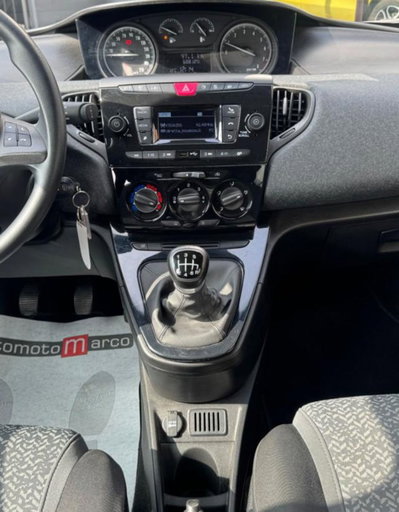 Lancia Ypsilon 1.0 FireFly 5 porte S&S Hybrid Silver Plus (9)