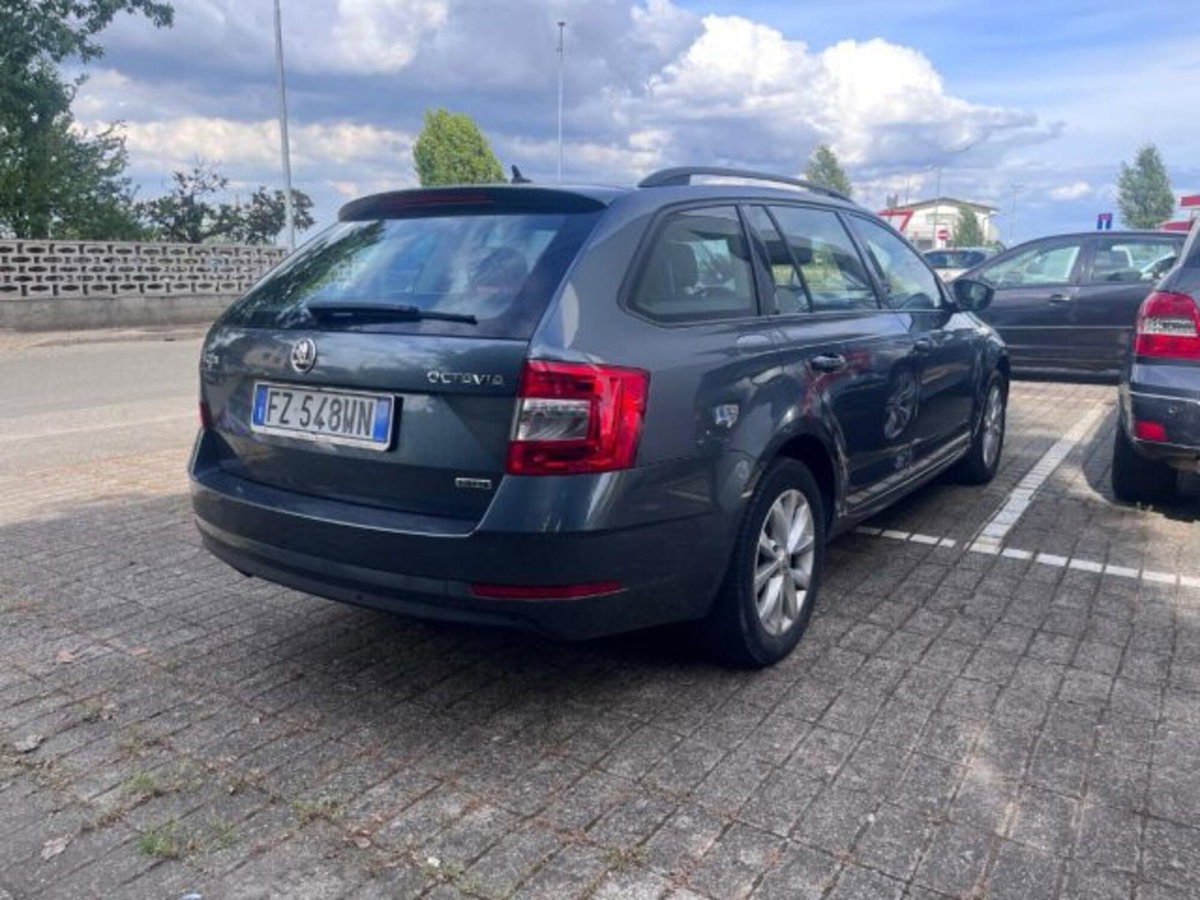 Skoda Octavia Station Wagon 1.5 G-TEC DSG Wagon Style (3)
