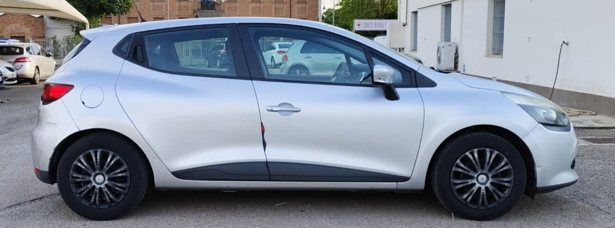 Renault Clio 1.2 75CV 5 porte Costume National (14)