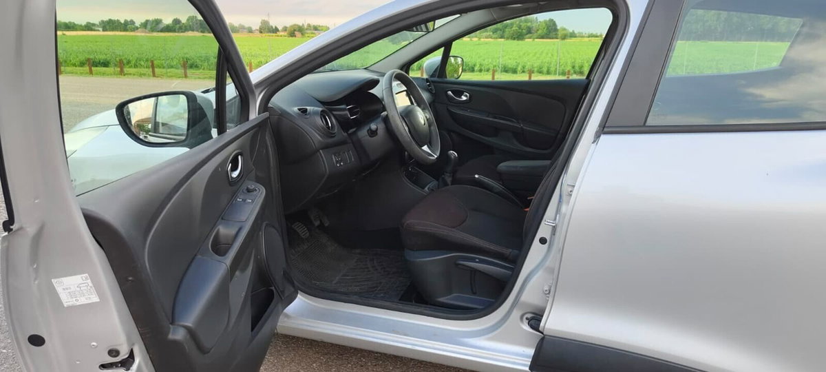 Renault Clio 1.2 75CV 5 porte Costume National (19)