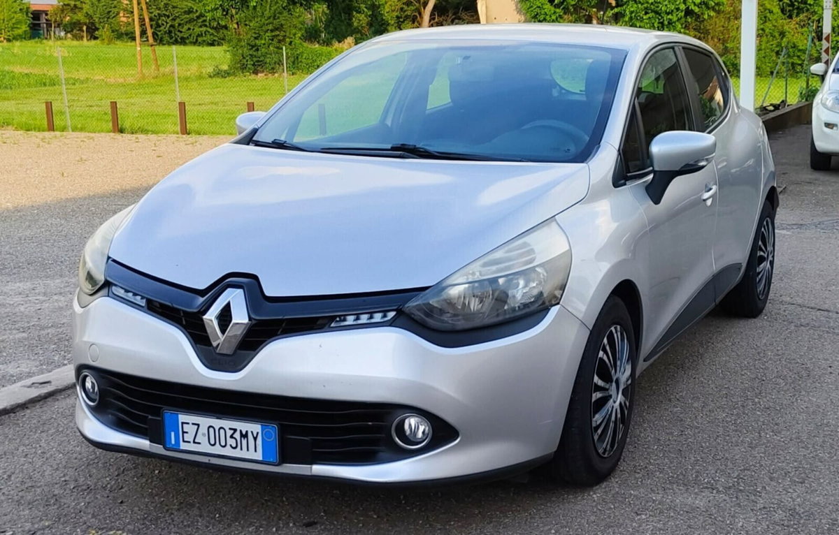 Renault Clio 1.2 75CV 5 porte Costume National (2)