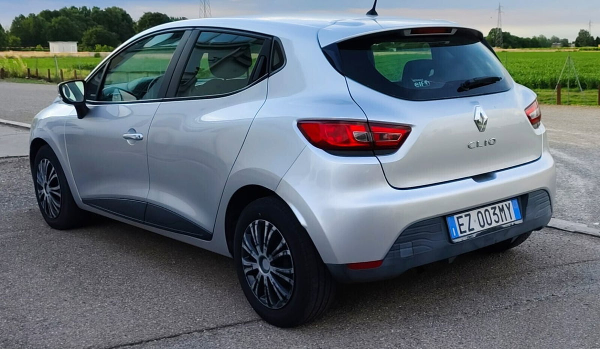 Renault Clio 1.2 75CV 5 porte Costume National (5)