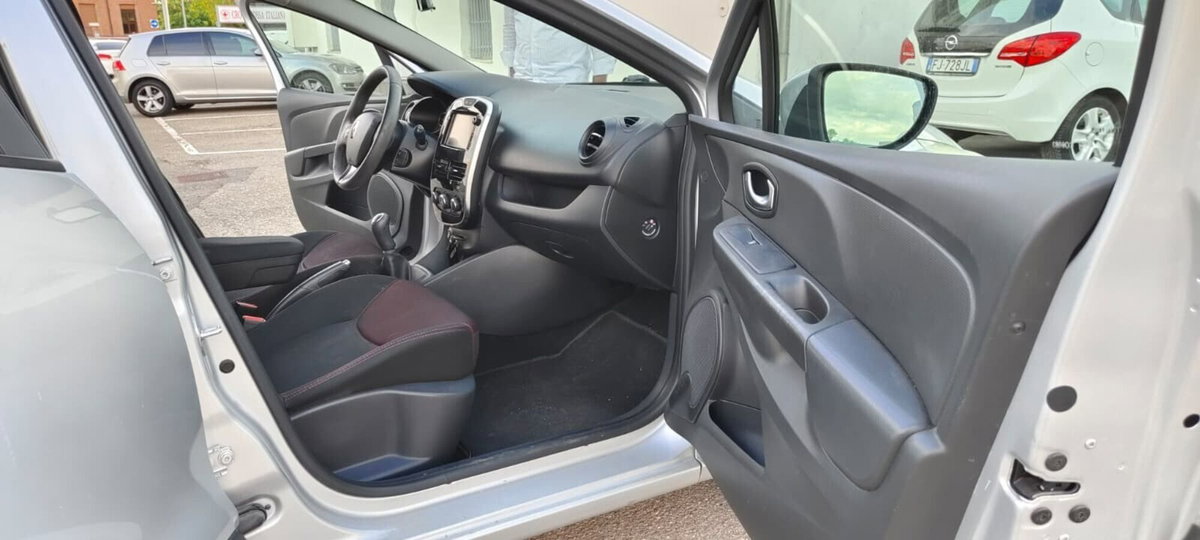 Renault Clio 1.2 75CV 5 porte Costume National (6)