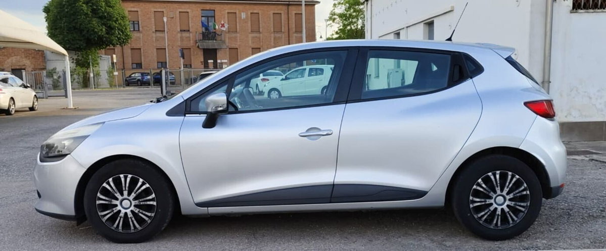 Renault Clio 1.2 75CV 5 porte Costume National (7)