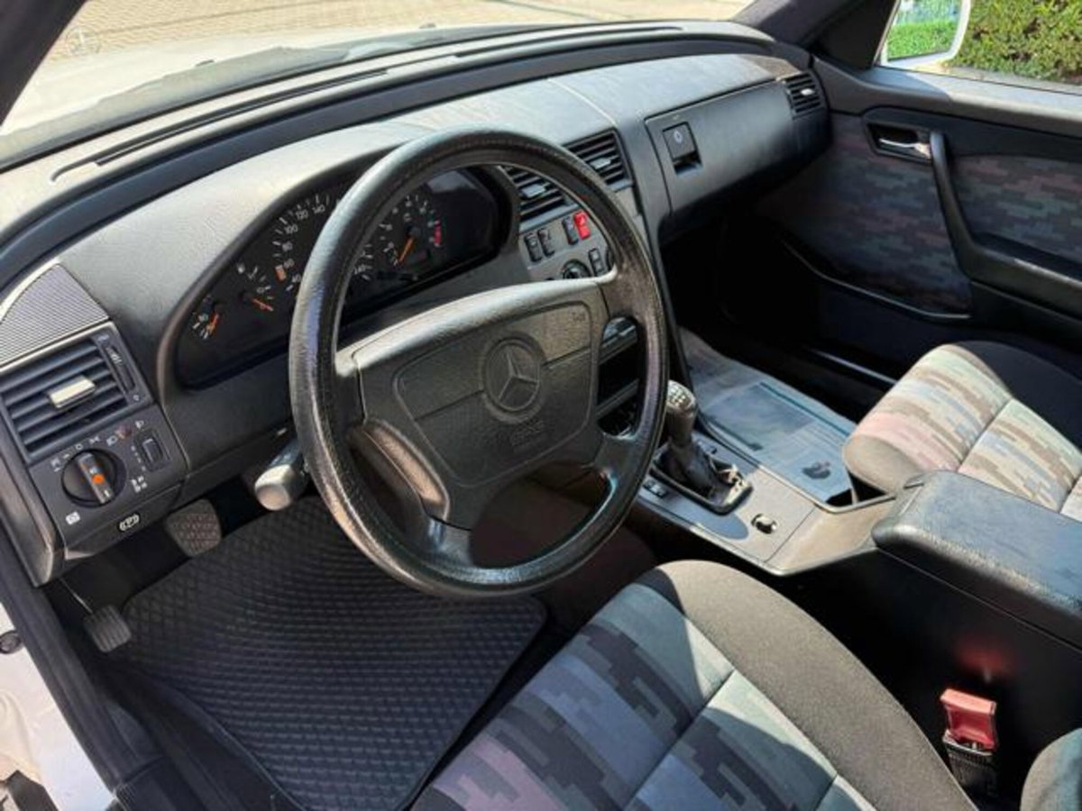 Mercedes-Benz Classe C 180 cat Classic (10)