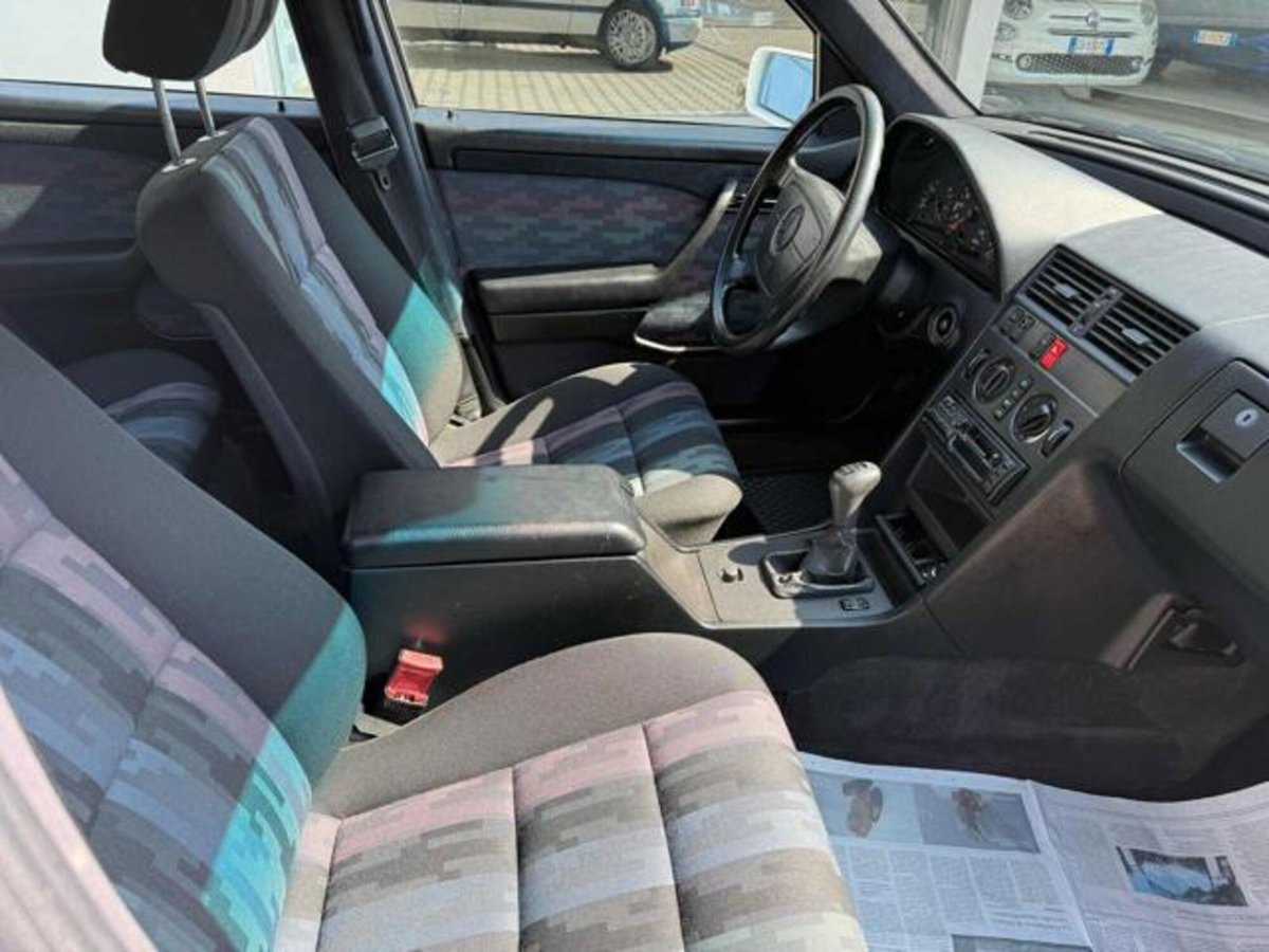 Mercedes-Benz Classe C 180 cat Classic (14)