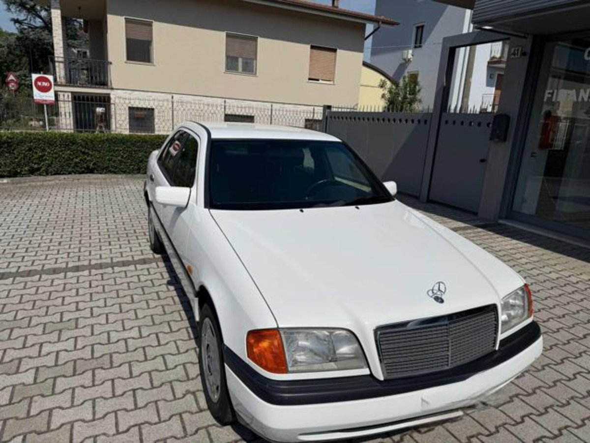 Mercedes-Benz Classe C 180 cat Classic (8)