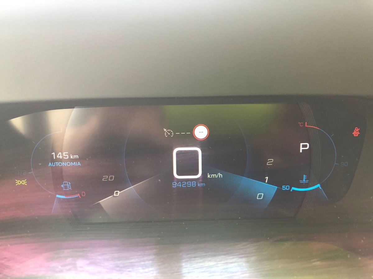 Peugeot 2008 BlueHDi 130 S&S EAT8 Allure Pack (9)
