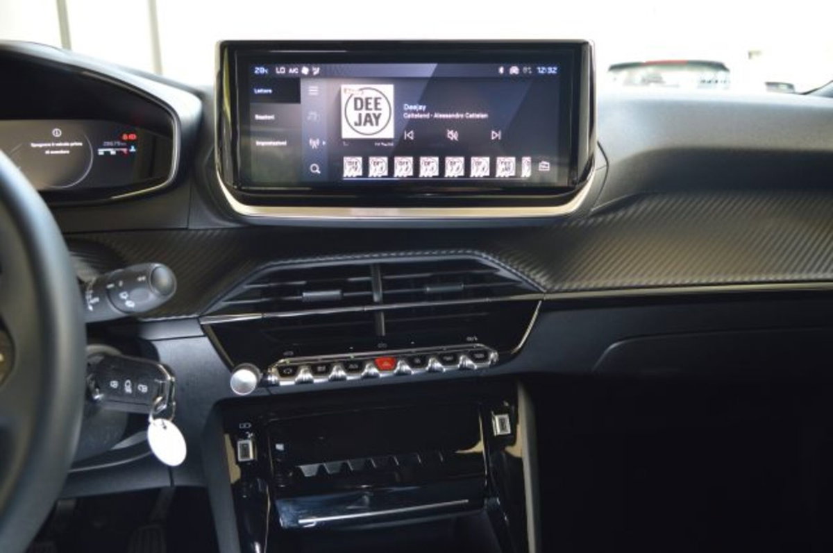 Peugeot 2008 1.2 puretech Allure s&s 100cv (12)