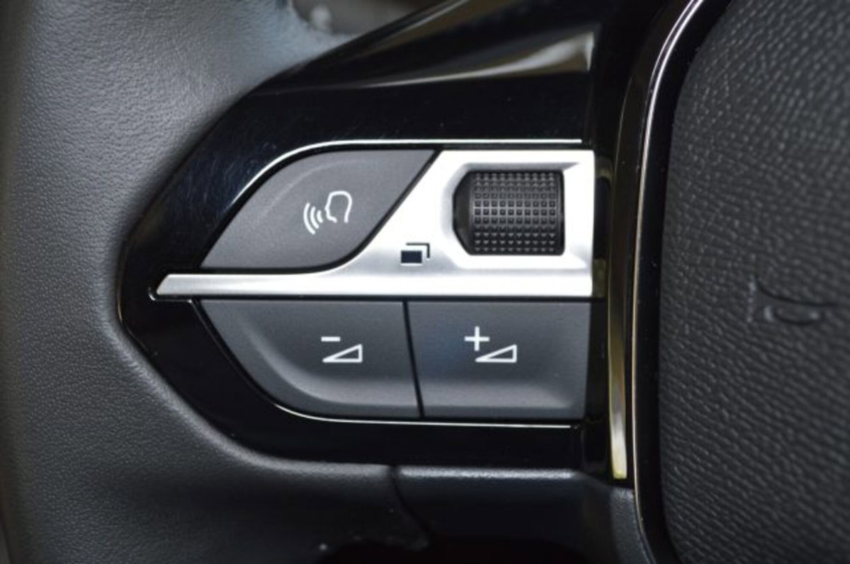 Peugeot 2008 1.2 puretech Allure s&s 100cv (13)