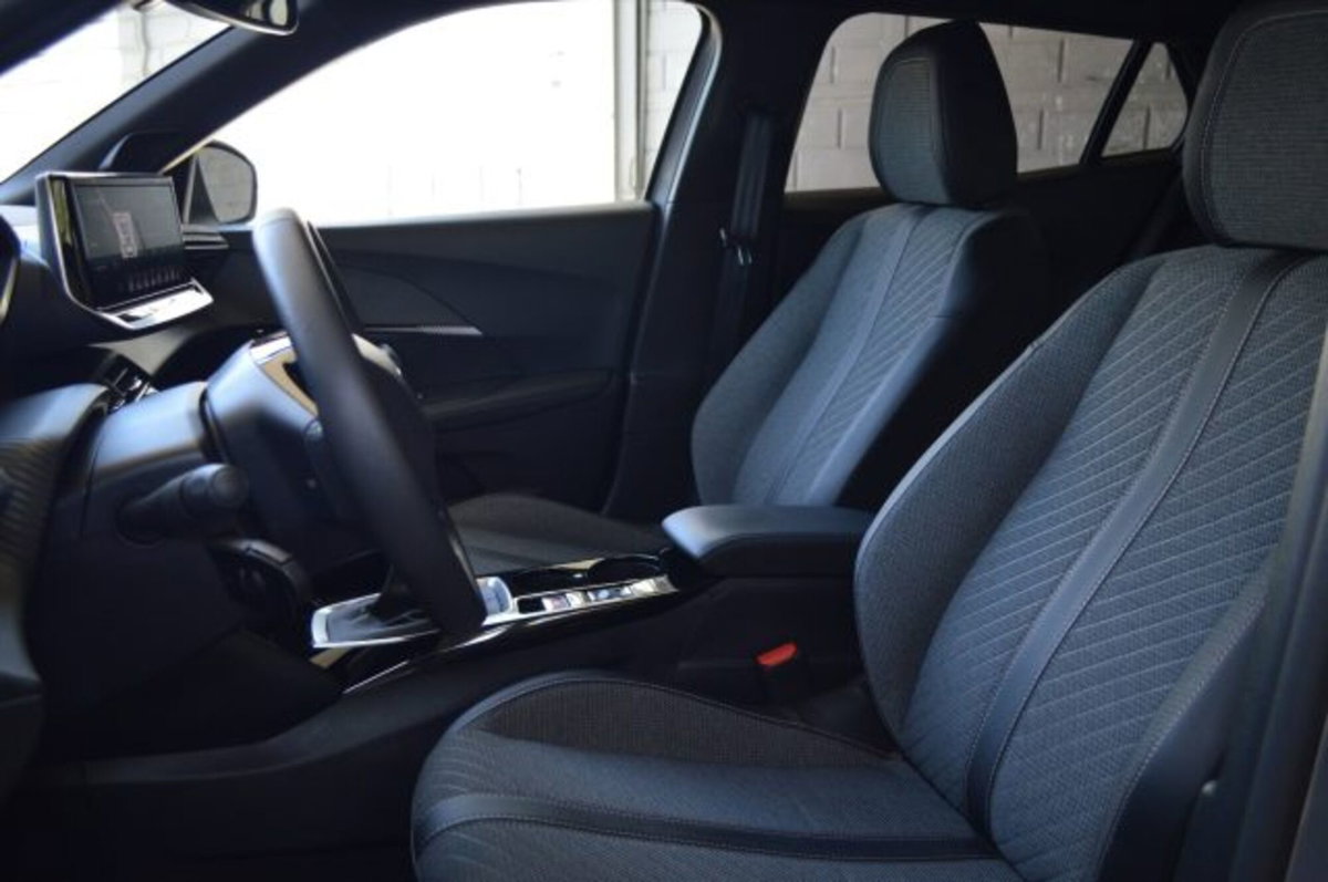 Peugeot 2008 1.2 puretech Allure s&s 100cv (8)