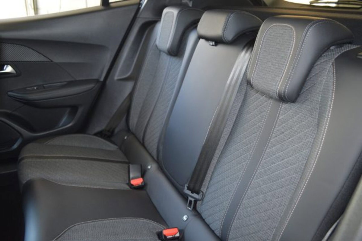 Peugeot 2008 1.2 puretech Allure s&s 100cv (9)