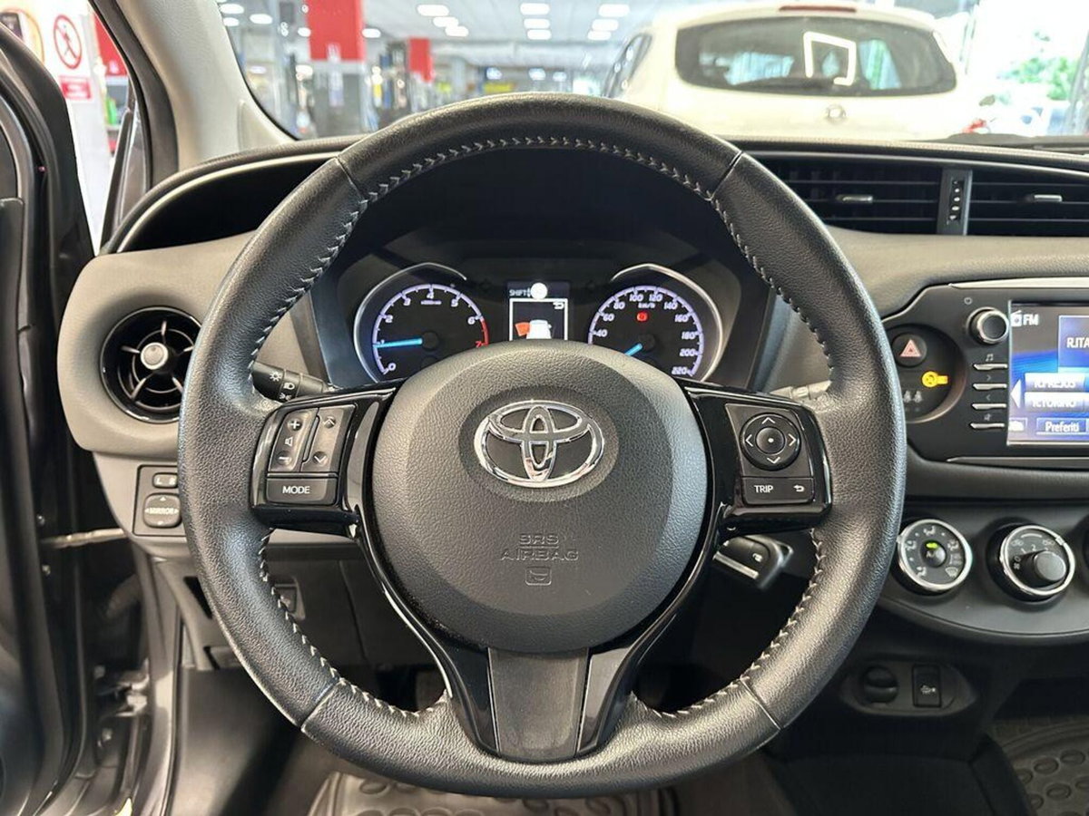 Toyota Yaris 1.0 5 porte Active (10)