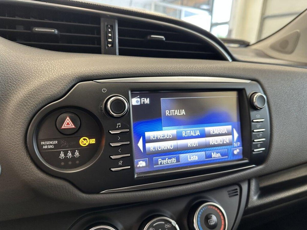 Toyota Yaris 1.0 5 porte Active (14)