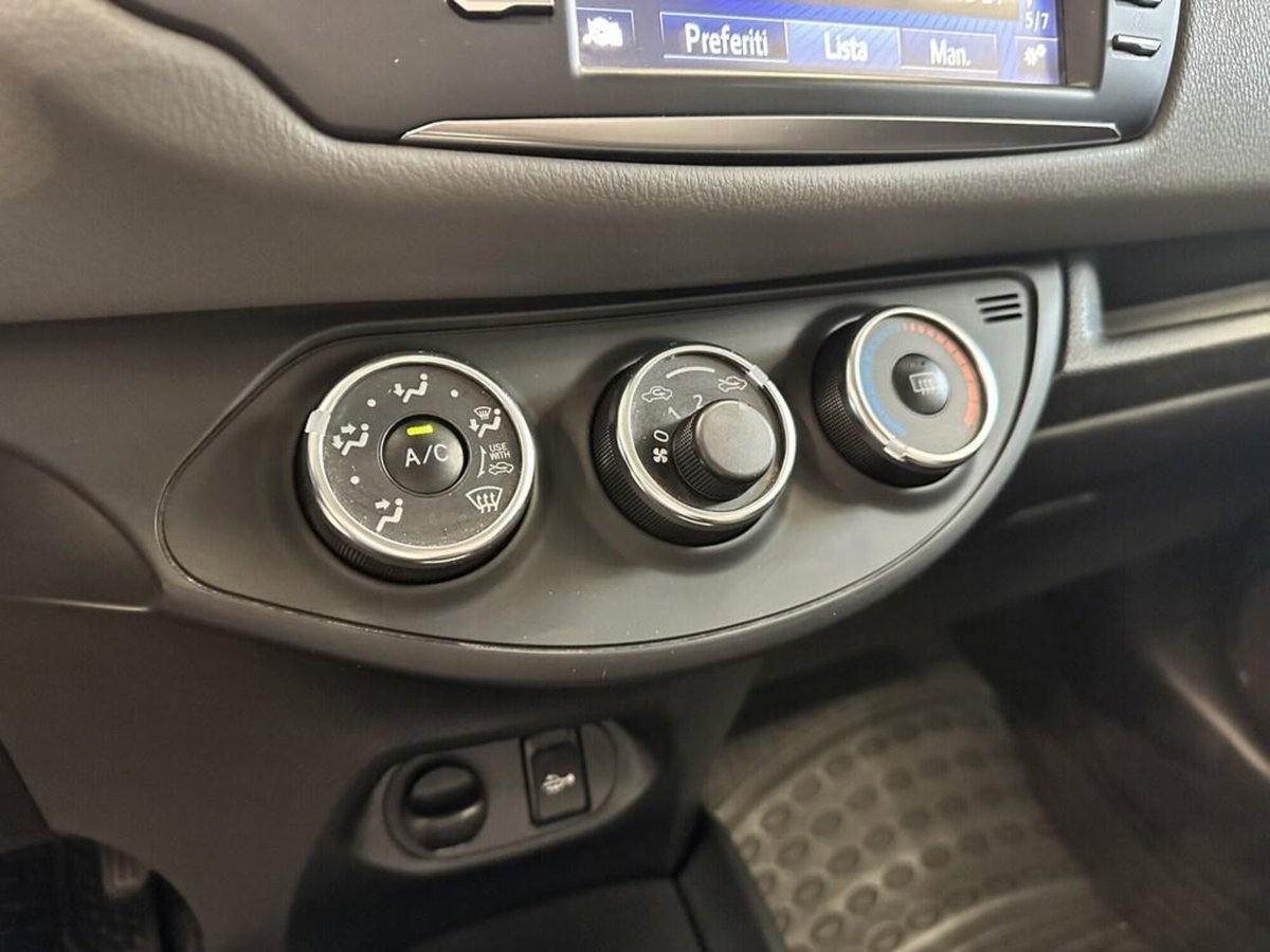 Toyota Yaris 1.0 5 porte Active (15)