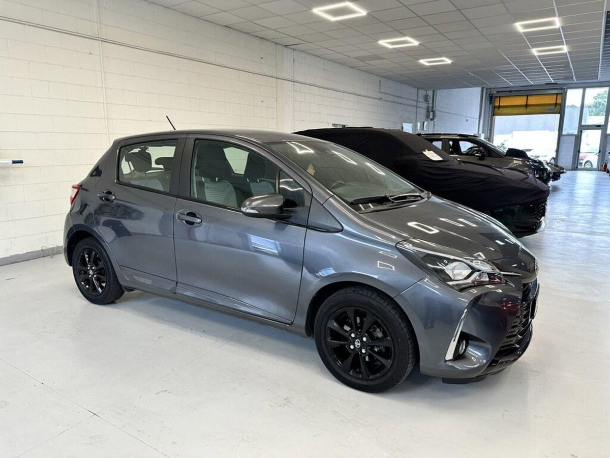 Toyota Yaris 1.0 5 porte Active (2)