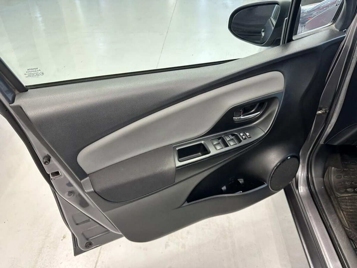 Toyota Yaris 1.0 5 porte Active (7)