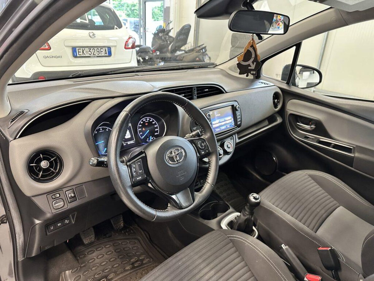 Toyota Yaris 1.0 5 porte Active (8)