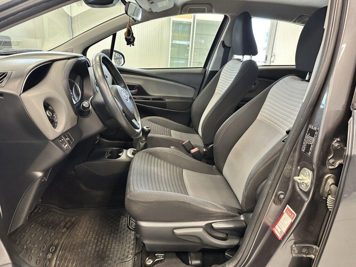 Toyota Yaris 1.0 5 porte Active (9)