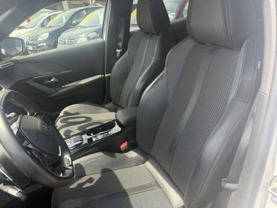 Peugeot 2008 PureTech 130 S&S EAT8 GT (10)