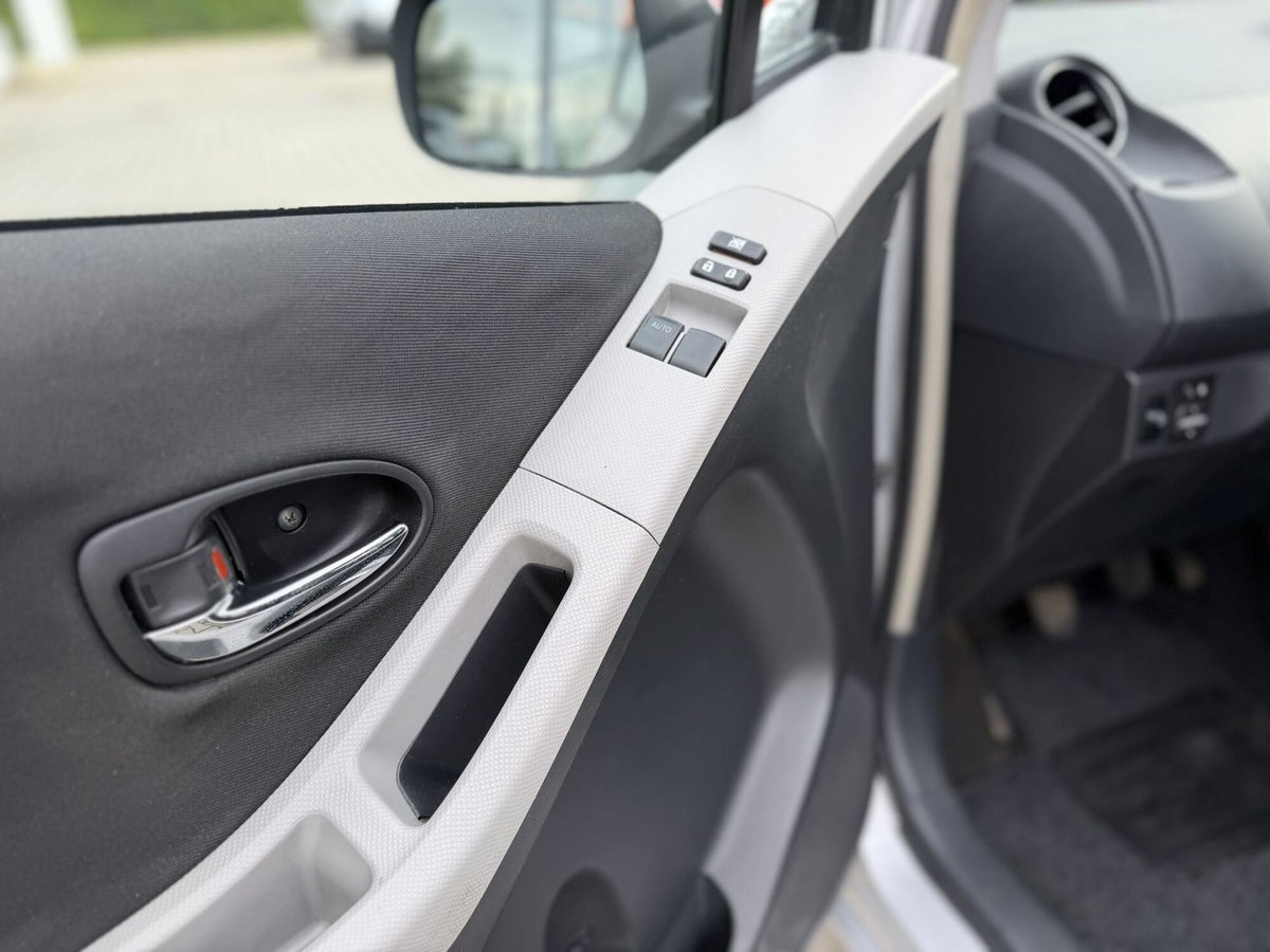 Toyota Yaris 1.D-4D 5 porte Sol (10)